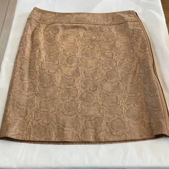 WOMAN BRAND SNAKE PRINT MACHINE WASHABLE MINI SKIRT.  NEW WITH TAGS - Picture 1 of 7